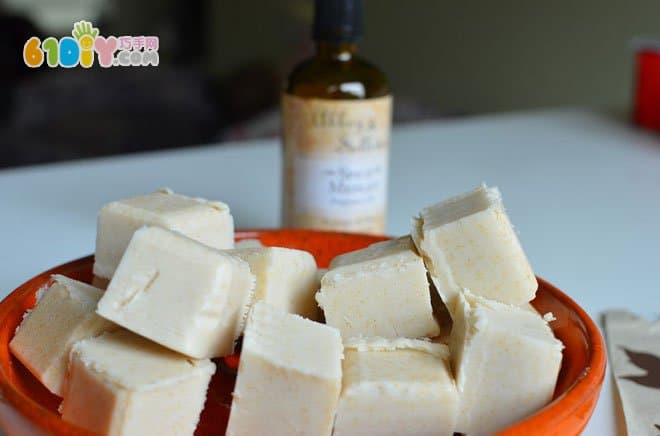 Leaf pattern handmade soap making