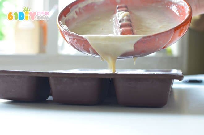 Leaf pattern handmade soap making