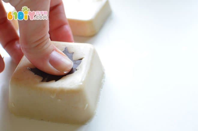 Leaf pattern handmade soap making