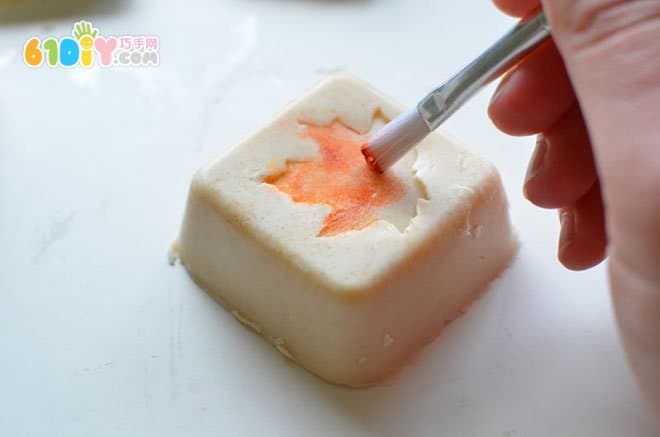Leaf pattern handmade soap making