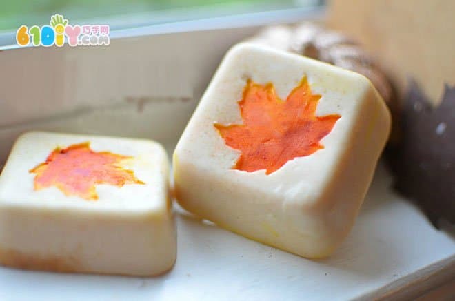 Leaf pattern handmade soap making