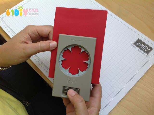 Making a simple flower card tutorial with embossing