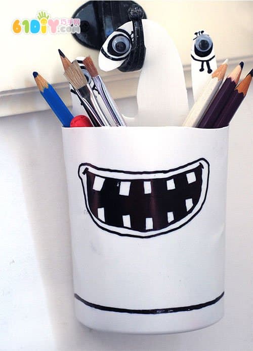 Wash bottle to make small monster pen holder