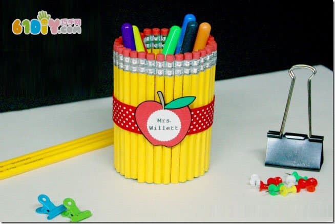 Make a beautiful Teacher's Day gift with a pencil - personalized pen holder