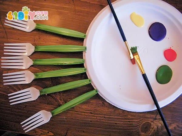 Creative DIY disposable fork for making tulip flowers