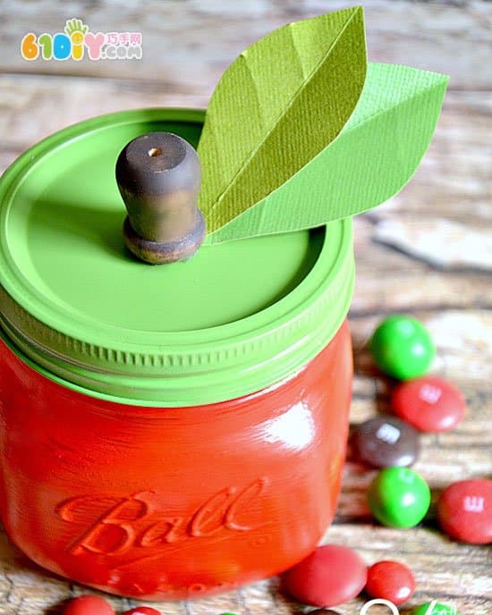 Parent-child DIY waste bottle making apple handmade