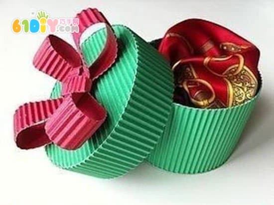 How to make a gift box from corrugated paper