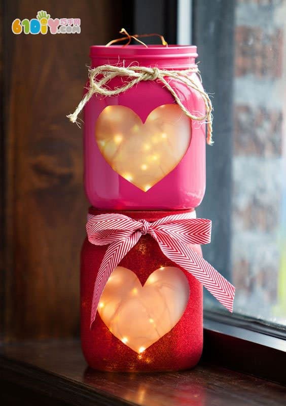 Mid-Autumn Festival makes sweet love lanterns with waste glass bottles