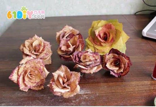 Autumn green hand made use of leaves to make roses