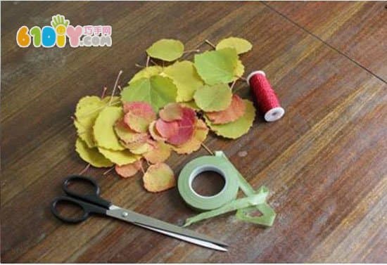 Autumn green hand made use of leaves to make roses