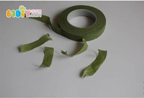 Autumn green hand made use of leaves to make roses