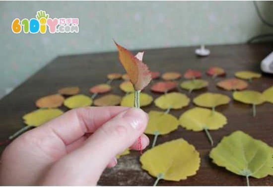 Autumn green hand made use of leaves to make roses