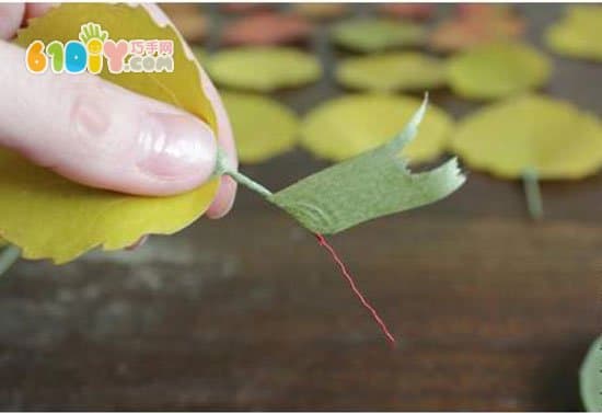 Autumn green hand made use of leaves to make roses