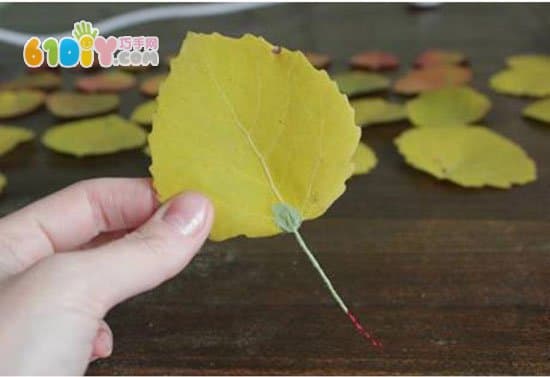Autumn green hand made use of leaves to make roses