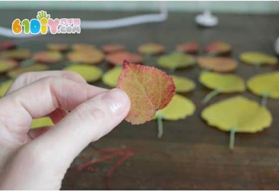 Autumn green hand made use of leaves to make roses