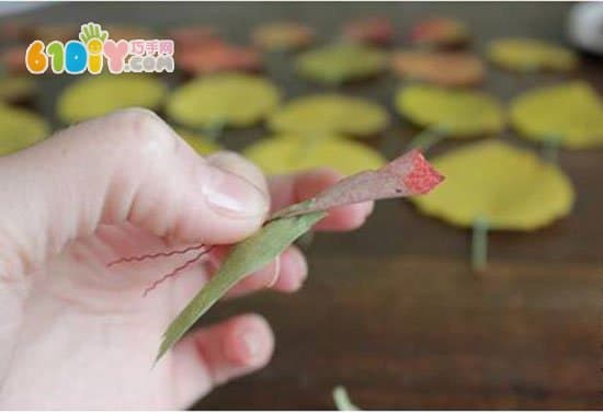 Autumn green hand made use of leaves to make roses