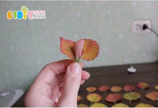 Autumn green hand made use of leaves to make roses