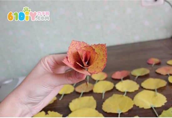 Autumn green hand made use of leaves to make roses