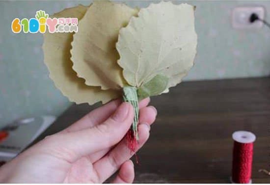 Autumn green hand made use of leaves to make roses