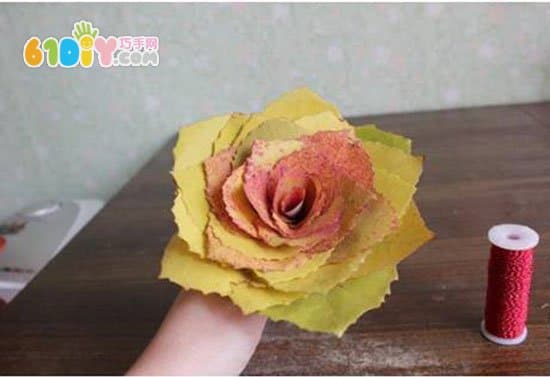 Autumn green hand made use of leaves to make roses