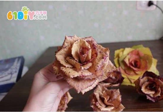 Autumn green hand made use of leaves to make roses