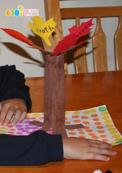 Making autumn trees with plastic wrap