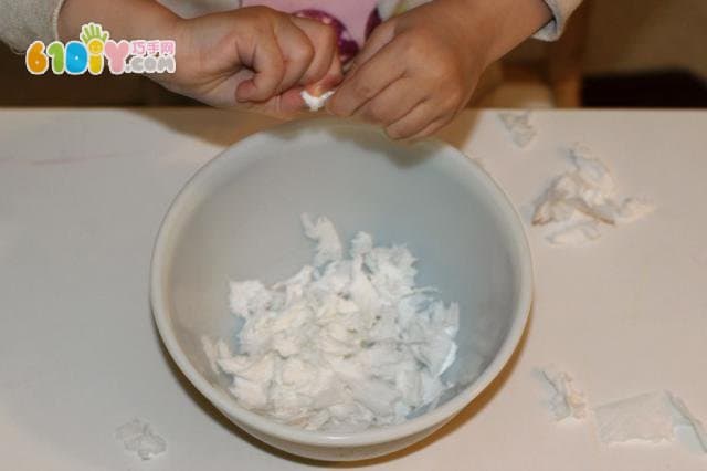 Making Halloween ghosts and bats with paper towels