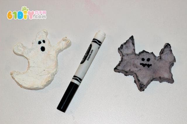 Making Halloween ghosts and bats with paper towels