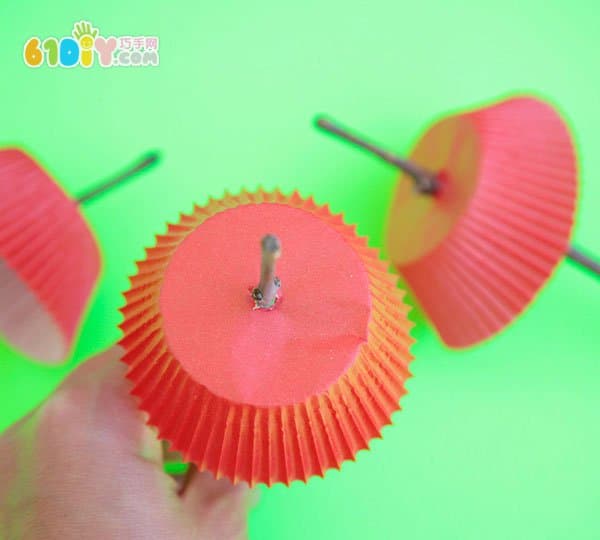 Children make apple cores using rolled paper core cake paper