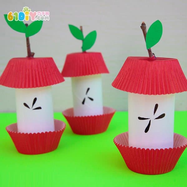 Children make apple cores using rolled paper core cake paper
