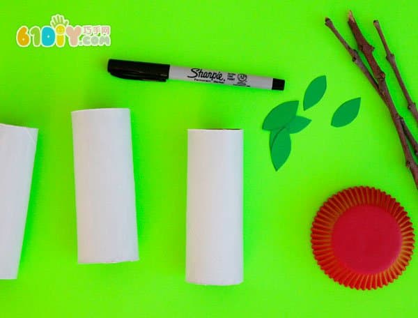 Children make apple cores using rolled paper core cake paper