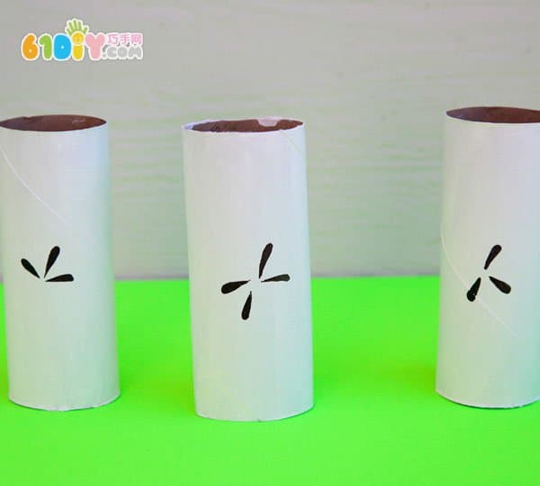 Children make apple cores using rolled paper core cake paper
