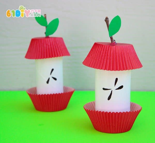 Children make apple cores using rolled paper core cake paper