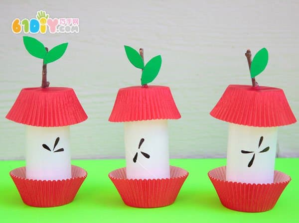 Children make apple cores using rolled paper core cake paper