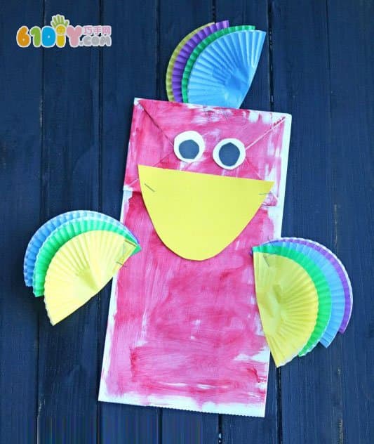 Children make parrot puppets from paper bag cake paper