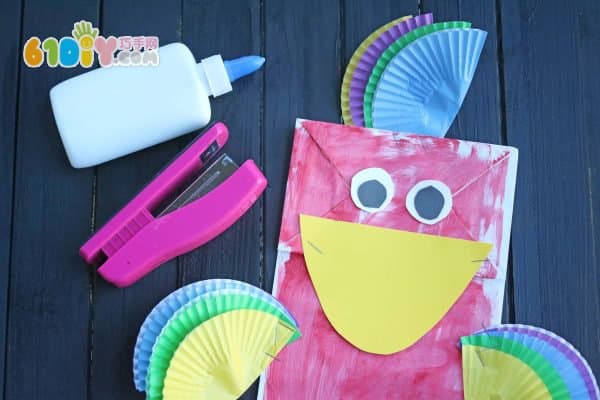 Children make parrot puppets from paper bag cake paper