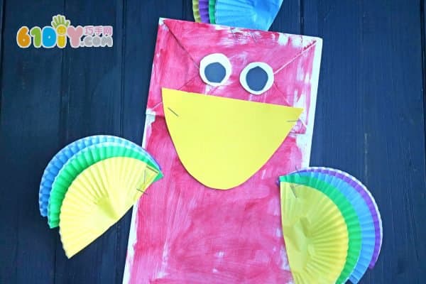 Children make parrot puppets from paper bag cake paper