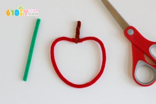 Children make apples with hair roots