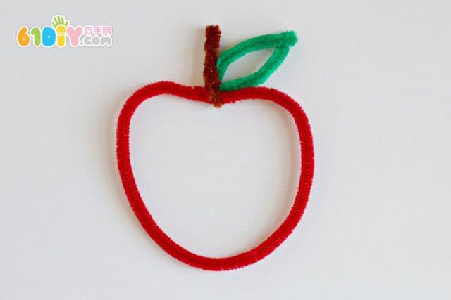 Children make apples with hair roots