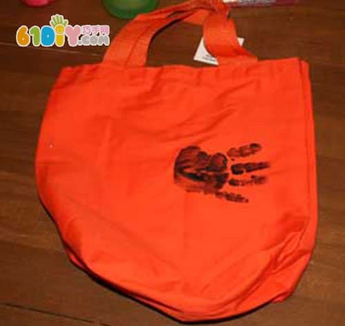 Children's Hand Print DIY Halloween Spider Candy Bag