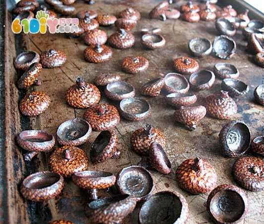 Children use acorn hats to make photo frames by hand