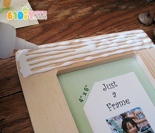 Children use acorn hats to make photo frames by hand