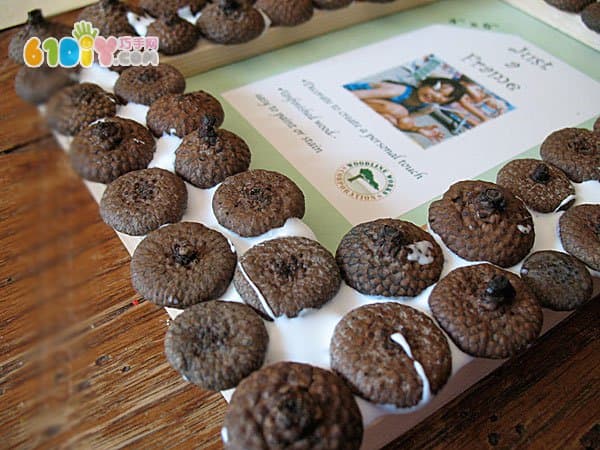 Children use acorn hats to make photo frames by hand