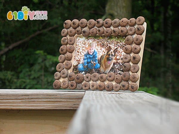 Children use acorn hats to make photo frames by hand
