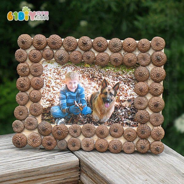 Children use acorn hats to make photo frames by hand