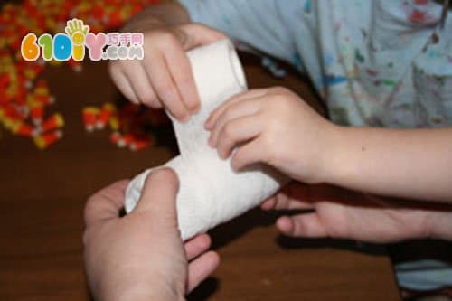 How to make a mummy with a toilet paper tube