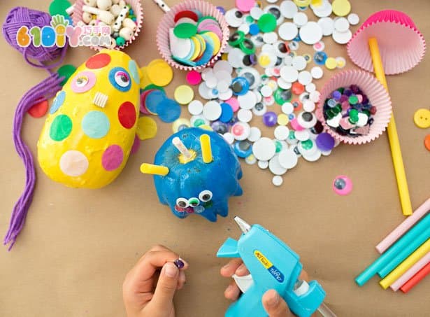 Children use various fruits to create Halloween monsters