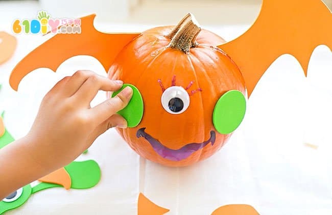 Making a bunch of Halloween pumpkins decorating monsters