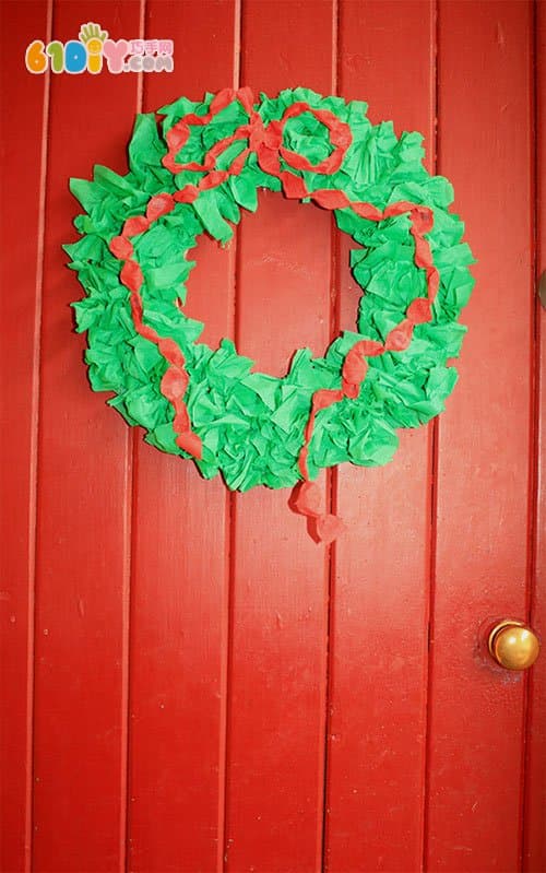 Wrinkled paper making christmas wreath