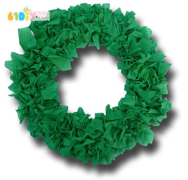 Wrinkled paper making christmas wreath